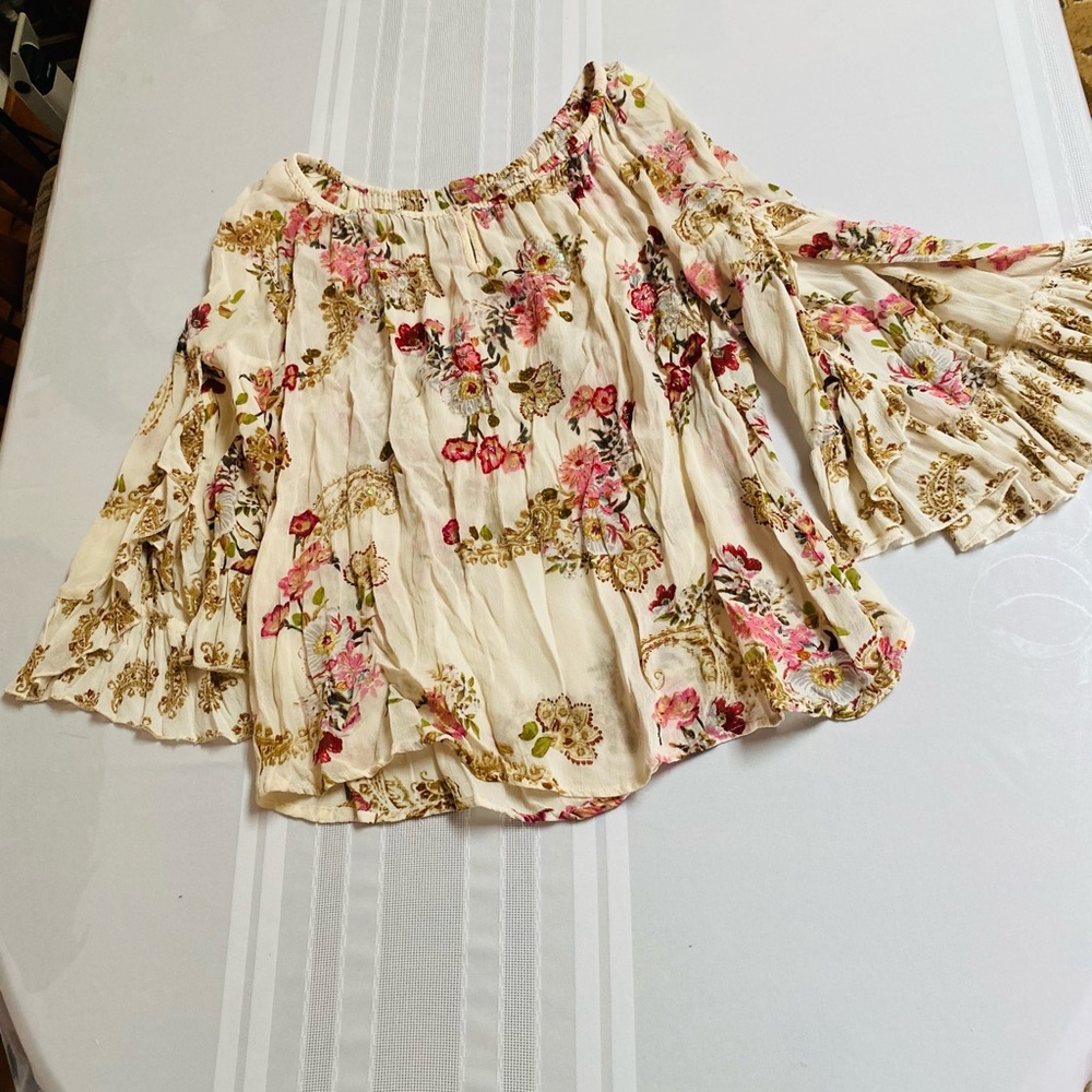 Blouse with sequins